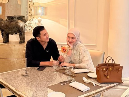 Momen Romantis Melody Prima & Suami Rayakan Anniversary Pernikahan Kedua