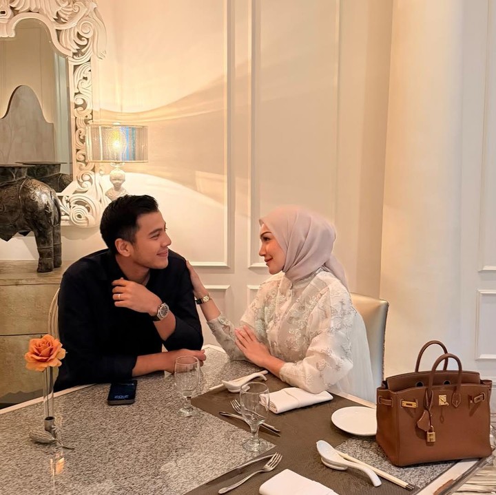 <p>Ilham menuliskan ucapan manis di hari ulang tahun pernikahannya dengan Melody. Pria yang diketahui berprofesi sebagai pengusaha ini juga mengungkap doa dan harapan untuk pernikahannya yang sudah memasuki tahun kedua. "<em>Happy wedding anniv to us.</em> Tetap kompak sampai tua nanti ya sayang @melodyprima," tulisnya. (Foto: Instagram @ilhamprawira91/ @melodyprima)</p>