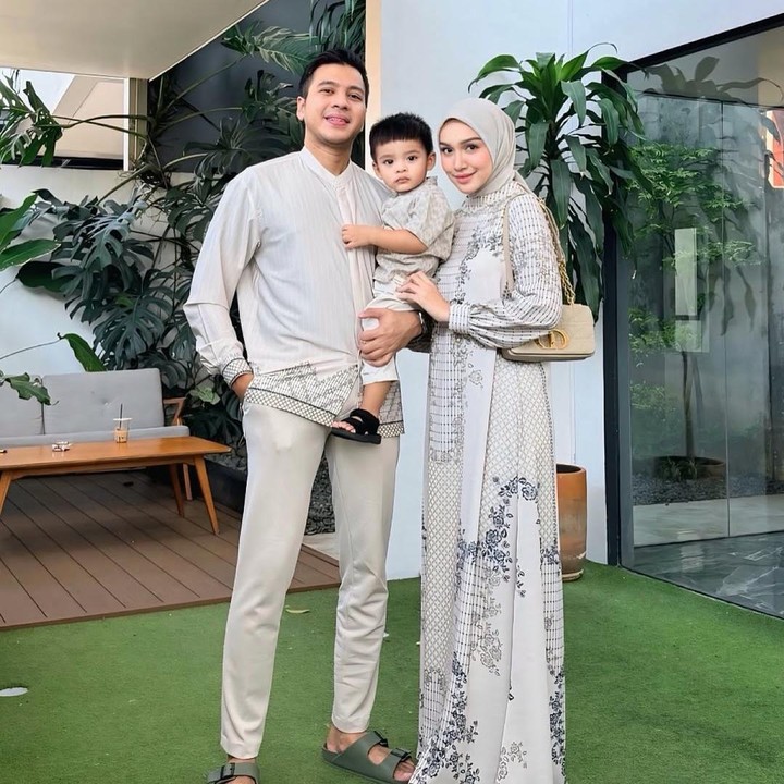 <p>Baru-baru ini, Melody dan sang suami merayakan ulang tahun pernikahan ke-2. Perlu diketahui, Melody dan suaminya resmi menikah pada 25 Mei 2024. Dari pernikahan ini, keduanya dikaruniai seorang putra yang diberi nama Alfa Semesta Prawira. (Foto: Instagram @ilhamprawira91/ @melodyprima)</p>