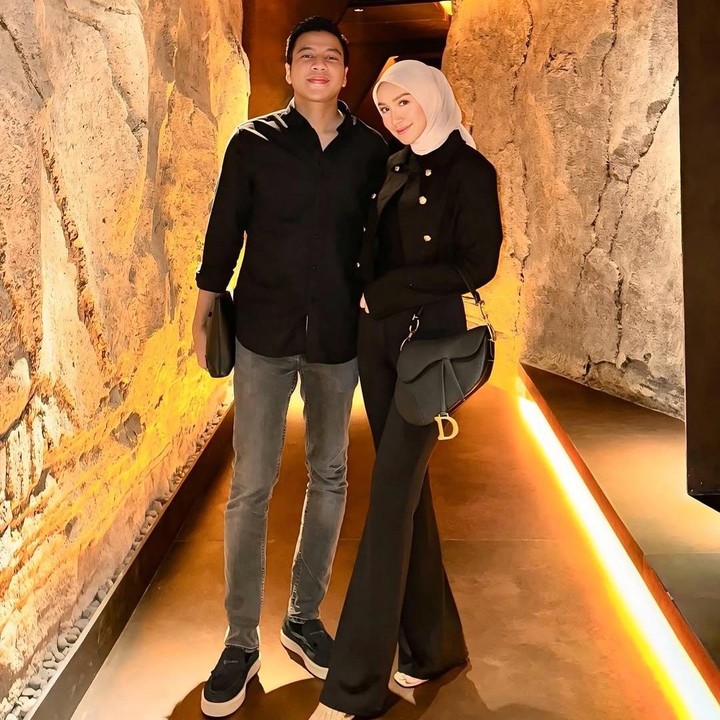 <p>Artis Melody Prima sudah lama tak muncul di layar kaca, Bunda. Sejak menikah dengan Ilham Akbar Prawira, Melody tampaknya memutuskan untuk rehat dari dunia akting karena ingin fokus menjalani peran sebagai istri dan Bunda. (Foto: Instagram @ilhamprawira91/ @melodyprima)</p>
