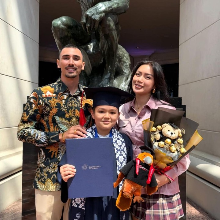 <p>Di hari bahagianya, El terlihat didampingi langsung oleh sang Bunda dan Ayah sambungnya, Vincent Verhaag.&nbsp;Dalam unggahannya, Jessica tampak membawa buket boneka untuk merayakan momen spesial sang putra tercinta. (Foto: Instagram @inijedar)</p>