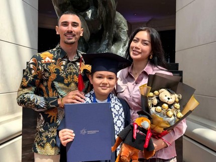 Momen El Barack Anak Jessica Iskandar Lulus SD Didampingi Ayah Sambung, Intip Potretnya