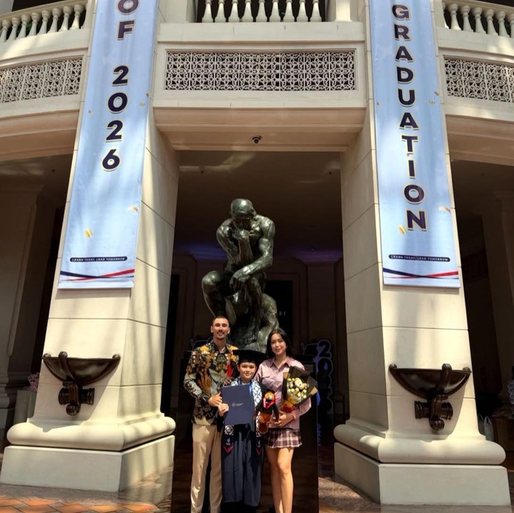 <p>Sebagai seorang Bunda, Jessica mengaku sangat bangga melihat pencapaian sang putra. &ldquo;Bangga saja tidak cukup untuk menggambarkan perasaan ini. Hari ini El Barack resmi lulus dari Sekolah Dasar (SD). Rasa bangga mama dan papa penuh,&rdquo; tulis Jessica melalui Instagram-nya. (Foto: Instagram @inijedar)</p>