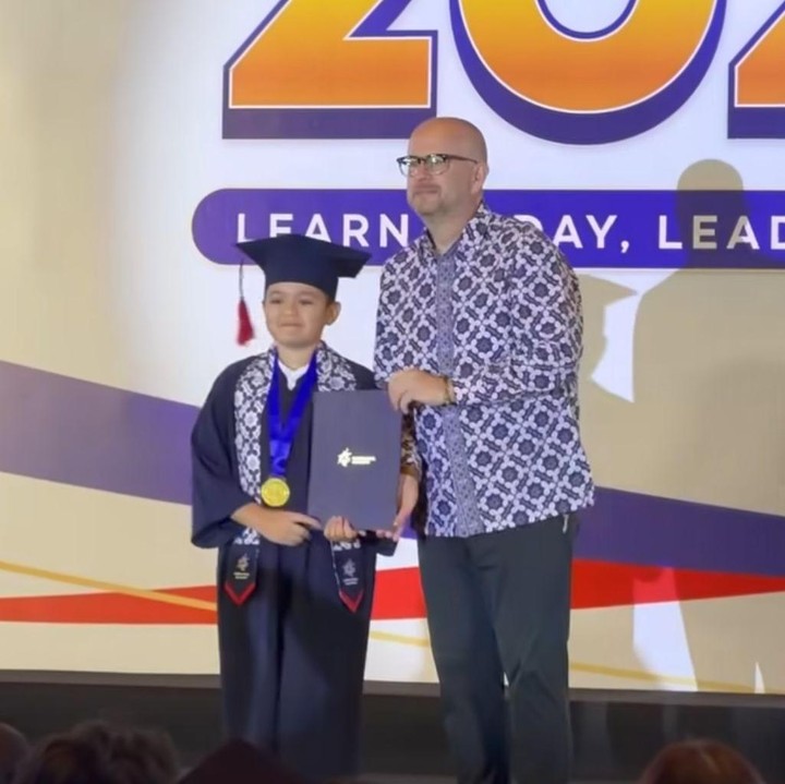 <p>Dalam momen tersebut, El Barack Alexander terlihat maju ke atas panggung untuk menjalani prosesi pemindahan toga. Di hari wisudanya, putra Jessica Iskandar ini tampak mengenakan baju wisuda sambil memamerkan senyum bahagianya, Bunda. (Foto: Instagram @inijedar)</p>