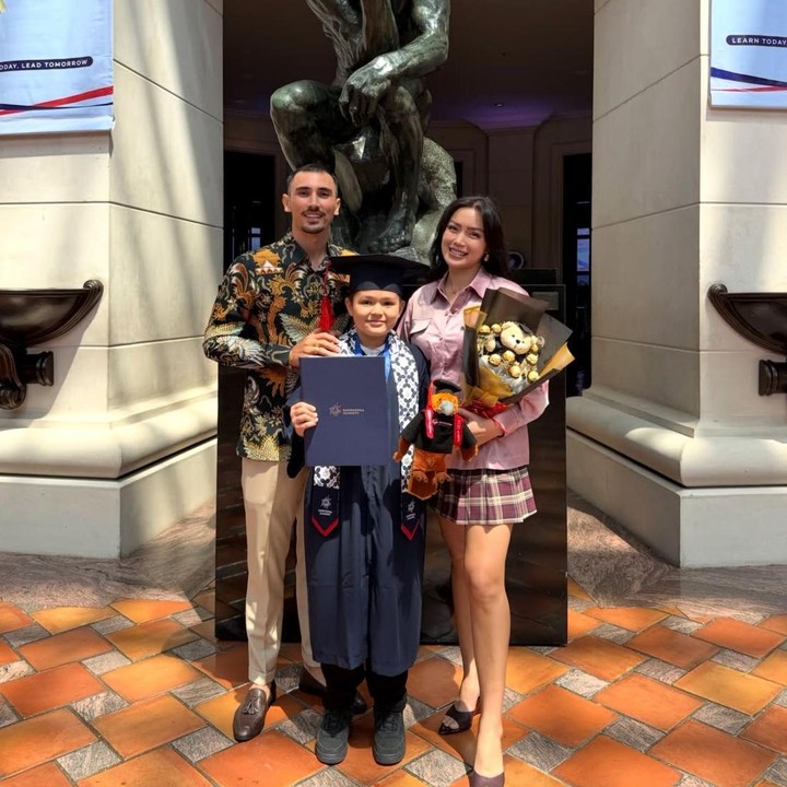 <p>Kabar bahagia tengah menyelimuti keluarga artis Jessica Iskandar. Putra sulungnya, El Barack, baru saja lulus dari jenjang Sekolah Dasar (SD) di Sampoerna Academy. Momen ini pun dibagikan langsung oleh Jessica melalui akun Instagram pribadinya.&nbsp;(Foto: Instagram @inijedar)</p>