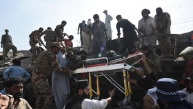 Puluhan orang tewas usai sebuah serangan bom bunuh diri targetkan sebuah kereta di Pakistan.  (Photo by Banaras KHAN / AFP)