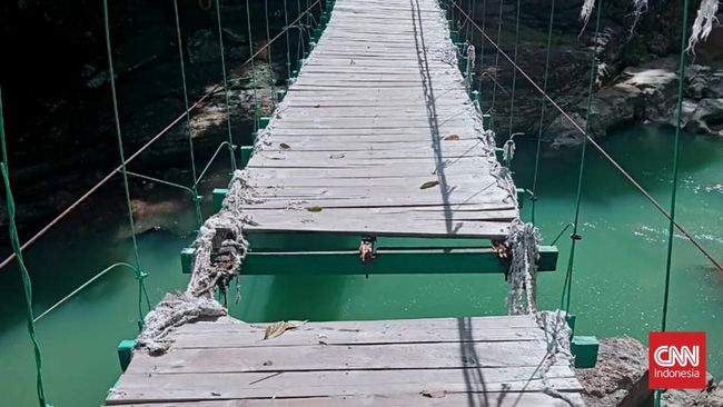 Jembatan gantung kayu di kawasan wisata Air Terjun Cunca Wulang, Labuan Bajo, NTT, ambruk dan tewaskan 2 turis Austria.