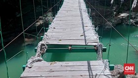Jembatan gantung kayu di kawasan wisata Air Terjun Cunca Wulang, Labuan Bajo, NTT, ambruk dan tewaskan 2 turis Austria.