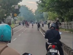Video Tawuran Warga di Klender Jaktim: Massa Bawa Sajam Saling Lempar Batu-Petasan