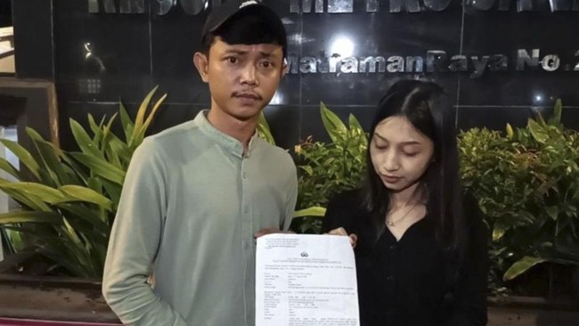Pasangan calon pengantin Aldi (32) dan Feny (32) yang menjadi korban dugaan penipuan penyelenggara pernikahan atau wedding organizer (WO) yang berkantor di kawasan Jakarta Timur, membuat laporan ke Polres Metro Jakarta Timur, Minggu (24/5/2026) malam