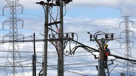 Petugas PLN melakukan perbaikan dan perawatan untuk mengoptimalkan jaringan listrik pascapemadaman total di Aceh Besar, Aceh, Senin (25/5/2026). PT Perusahaan Listrik Negara (Persero) menyebutkan pemadam total di Provinsi Jambi, Riau, Sumatera Utara