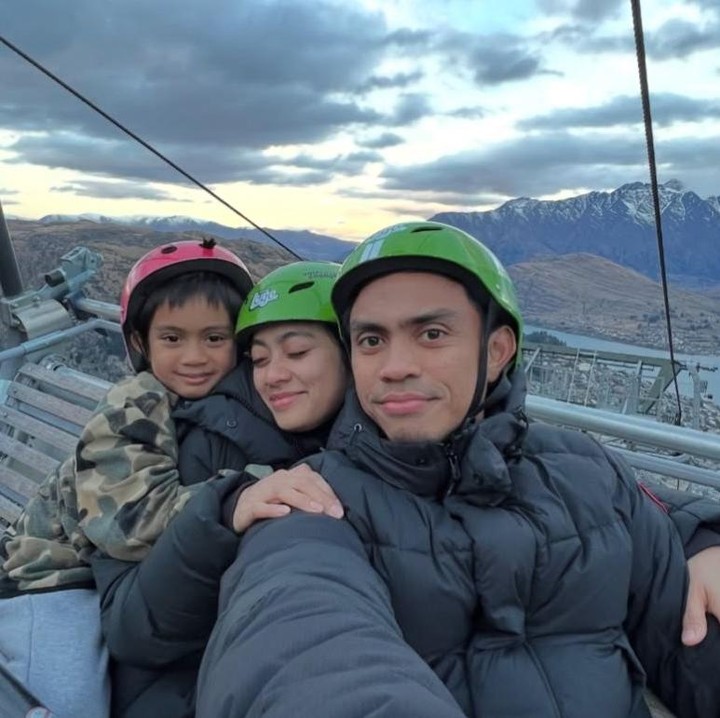 <p>Putra mereka yang diberi nama Dia Sekala Bumi lahir pada 24 Mei 2016. Belum lama ini, Sekala baru saja merayakan ulang tahunnya yang ke-10, Bunda. (Foto: Instagram @ayudiac)</p>