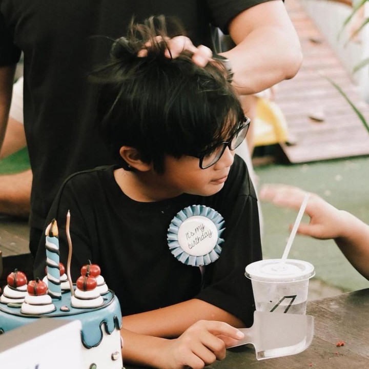<p>Untuk merayakan hari spesialnya, Ayudia dan Ditto kompak mengadakan perayaan ulang tahun untuk sang putra. Melalui unggahan di Instagram, Ayudia terlihat menuliskan pesan manis untuk Sekala. "10 tahun sudah umurmu, Sekala <em>@diasekalab.</em> Berapa pun nilai kamu di sekolah bukan prioritas. Semoga Mama dan Dido selalu bisa penuhin tangki bahagia Sekala dan bisa Sekala bagikan ke seluruh penjuru dunia," tulisnya, dikutip dari akun Instagram <em>@ayudiac.</em> (Foto: Instagram @ayudiac)</p>