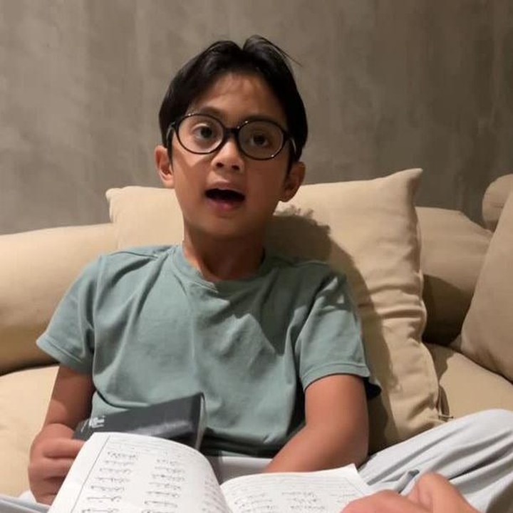 <p>Sekala diketahui sangat fasih dalam menghafal Al-Qur&rsquo;an lho, Bunda. Hal ini terlihat dari unggahan di Instagram saat sang Ayah turut membimbing Sekala dalam proses menghafal surah pendek. Ditto pun berharap agar dirinya bisa terus menjadi pembimbing yang baik untuk sang putra. &ldquo;Semoga di usiamu yang sudah 10 ini, aku bisa membimbingmu lebih baik ya, nak. Dan aku juga terus belajar banyak hal baru darimu, nak,&rdquo; ungkap Ditto. (Foto: Instagram @dittopercussion)</p>