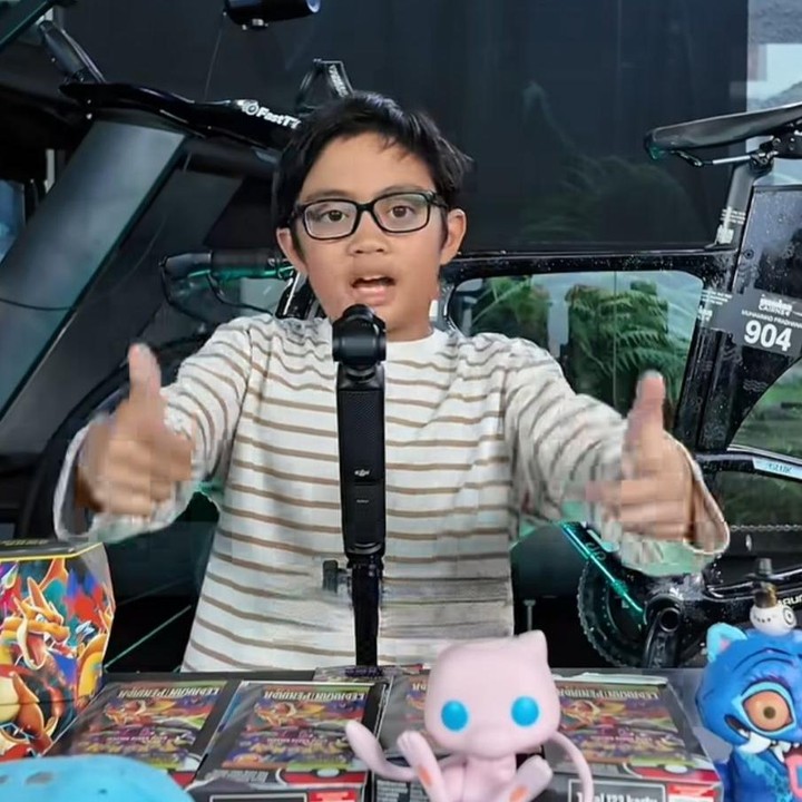 <p>Mengintip dari unggahan di Instagram, Sekala tampaknya juga memiliki bakat dalam membuat konten nih, Bunda. Dalam salah satu unggahannya, ia terlihat sangat percaya diri saat mencoba me-<em>review</em> kartu <em>Pokemon</em> favoritnya. (Foto: Instagram @diasekalab)</p>