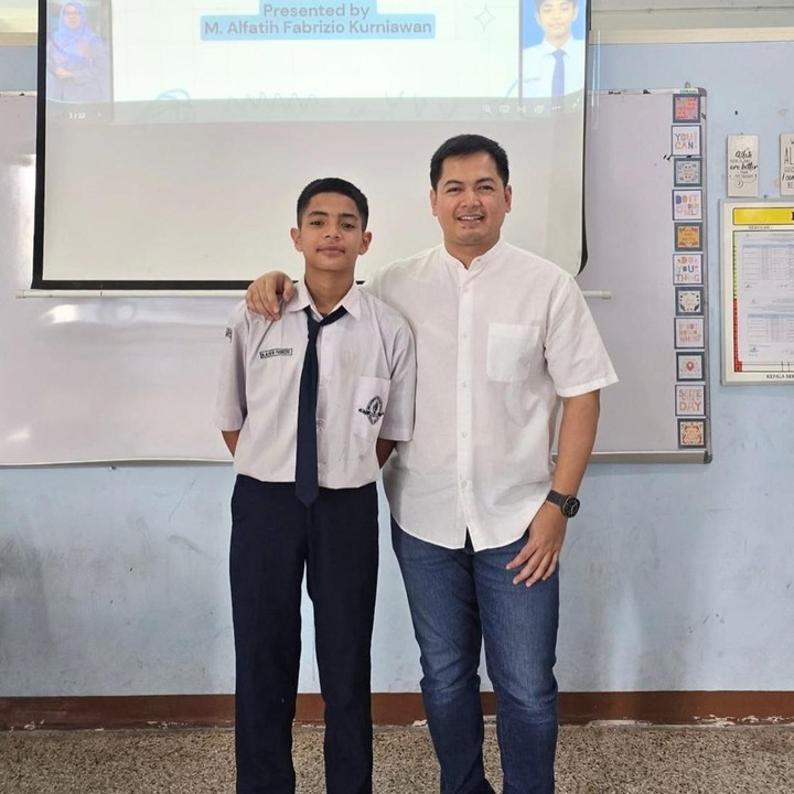 <p>Zio diketahui memiliki hubungan yang hangat dengan sang Ayah. Bahkan dalam beberapa momen sekalipun, Tommy pun kerap menghadiri acara sekolah Zio, Bunda. (Foto: Instagram @tommykurniawann)</p>