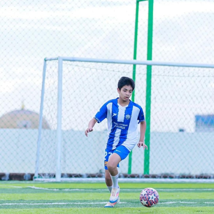 <p>Mengintip dari berbagai unggahan di Instagram, Tommy cukup sering membagikan potret keseharian sang putra. Seperti pada potret yang satu ini, Zio terlihat sedang bermain bola dengan begitu fokus dan menikmati aktivitasnya. (Foto: Instagram @tommykurniawann)</p>
