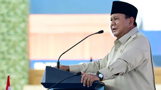 Presiden Prabowo Subianto memberikan taklimat kepada perwira siswa Sesko TNI dan Sespimti Polri, perwira siswa Sesko AD, AL, AU, dan Sespimmen Polri di Komplek Sekolah Staf dan Komando Angkatan Darat (Seskoad), Bandung, Jawa Barat pada Senin (25/5).