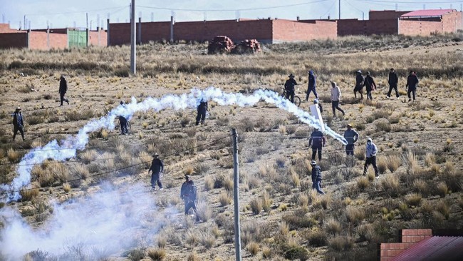 Security forces use tear gas during nationwide protests aiming to press Bolivian President Rodrigo Paz's government to roll back austerity measures and address rising costs of living, in Apacheta, Bolivia, May 23, 2026. REUTERS/Claudia Morales     TP