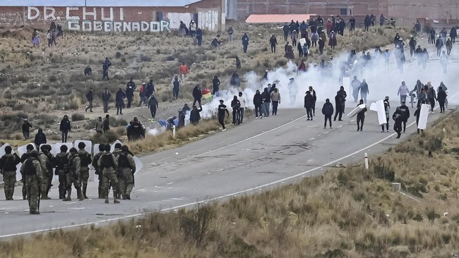 Security forces use tear gas during nationwide protests aiming to press Bolivian President Rodrigo Paz's government to roll back austerity measures and address rising costs of living, in Apacheta, Bolivia, May 23, 2026. REUTERS/Claudia Morales