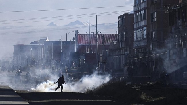 A person handles a tear gas cannister during nationwide protests aiming to press Bolivian President Rodrigo Paz's government to roll back austerity measures and address rising costs of living, in El Alto, Bolivia, May 23, 2026. REUTERS/Claudia Morale