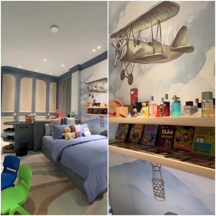 <p>Ruangan selanjutnya yang dipamerkan adalah kamar anak laki-laki Tasya, Hasan Isa Assegaf. Untuk kamar sang putra, Tasya banyak menggunakan sentuhan warna biru muda lantaran sang putra menyukai semua yang berkaitan dengan pesawat. Di kamar ini, Tasya juga membangun rak khusus untuk koleksi barang putranya. "Karena pertama kali diciptakan, dia suka banget <em>airplane</em> (pesawat). Dia itu juga pecinta parfum, jadi koleksinya parfum sama baby shark," ungkap Tasya. (Foto: Instagram @tasyafarasya)</p>