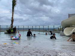 Trans Luxury Hotel Surabaya Punya Beach Club Tertinggi di Indonesia