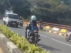 Pemotor Wanita Pelat BK Lawan Arah Sambil Ngebut di Depok, Kini Diburu Polisi