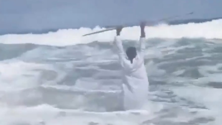 Viral Tiru Mukjizat Nabi Musa