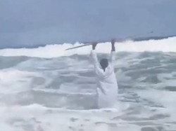Viral Seorang Pria Digulung Ombak usai Tirukan Mukjizat Nabi Musa Belah Lautan