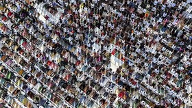 Foto udara jamaah Tarekat Syattariah melaksanakan shalat Idul Adha 1447 Hijriah di halaman Masjid Syaikhuna Habib Muda Seunagan, Desa Peuleukung, Seunagan Timur, Nagan Raya, Aceh, Selasa (26/5/2026). Ribuan jamaah Tarekat Syattariah di daerah itu mel