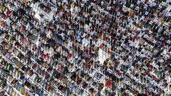 Foto udara jamaah Tarekat Syattariah melaksanakan shalat Idul Adha 1447 Hijriah di halaman Masjid Syaikhuna Habib Muda Seunagan, Desa Peuleukung, Seunagan Timur, Nagan Raya, Aceh, Selasa (26/5/2026). Ribuan jamaah Tarekat Syattariah di daerah itu mel