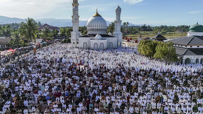 Foto udara jamaah Tarekat Syattariah melaksanakan shalat Idul Adha 1447 Hijriah di halaman Masjid Syaikhuna Habib Muda Seunagan, Desa Peuleukung, Seunagan Timur, Nagan Raya, Aceh, Selasa (26/5/2026). Ribuan jamaah Tarekat Syattariah di daerah itu mel