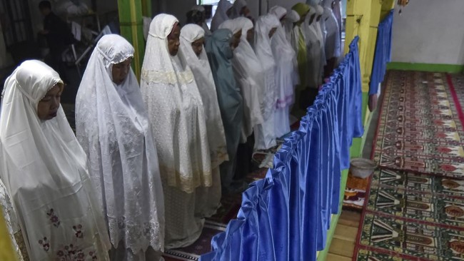 Jamaah Tarekat Naqsabandiyah melaksanakan Shalat Idul Adha di Surau Baru Pauh, Padang, Sumatera Barat, Selasa (26/5/2026). Tarekat Naqsabandiyah di Padang menetapkan Hari Raya Idul Adha 10 Zulhijah 1447 Hijriyah pada Selasa, 26 Mei 2026 atau sehari l