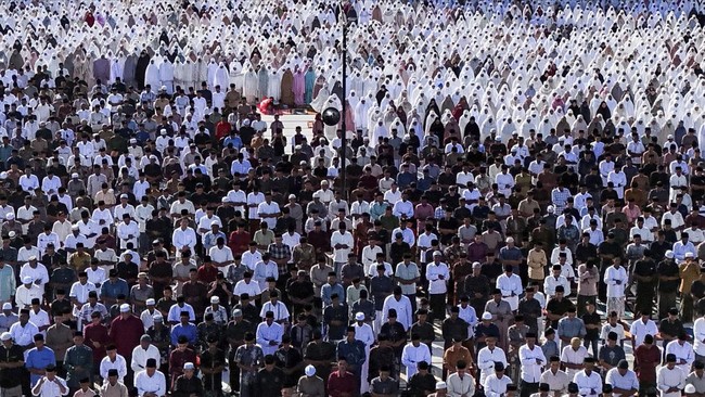 Foto udara jamaah Tarekat Syattariah melaksanakan shalat Idul Adha 1447 Hijriah di halaman Masjid Syaikhuna Habib Muda Seunagan, Desa Peuleukung, Seunagan Timur, Nagan Raya, Aceh, Selasa (26/5/2026). Ribuan jamaah Tarekat Syattariah di daerah itu mel