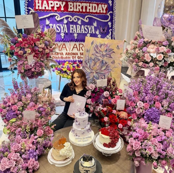 <p>Melalui unggahan di Instagram, Bunda dua anak ini membagikan beberapa potret saat mendapatkan hadiah di hari ulang tahunnya. Seperti pada momen ini, Tasya tampak duduk di antara banyak buket bunga yang didominasi dengan warna ungu. (Foto: Instagram @tasyafarasya)</p>
