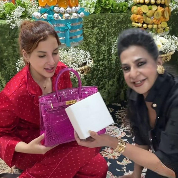 <p>Tidak hanya dari para sahabat, Tasya ternyata juga menerima hadiah spesial dari sang ibunda, Alawiyah Alatas. Dalam unggahannya, ibunda Tasya tampak memberikan sebuah kotak perhiasan berisi gelang sebagai kado ulang tahun. (Foto: Instagram @tasyafarasya)</p>