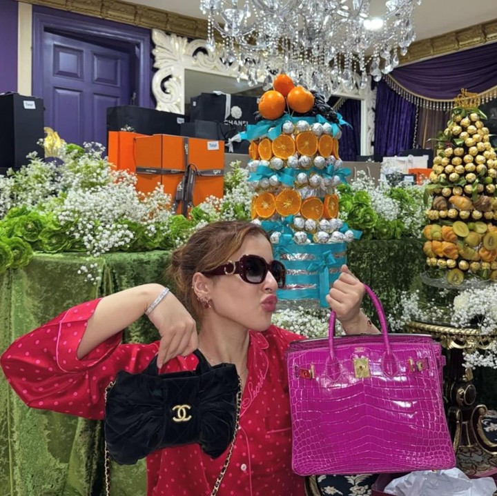 <p>Benar saja, isi hadiah yang diterima Tasya dari sang ibunda berupa gelang berlian. Ia pun terlihat sangat <em>excited</em> saat mencoba mengenakan gelang pemberian dari sang Bunda. (Foto: Instagram @tasyafarasya)</p>