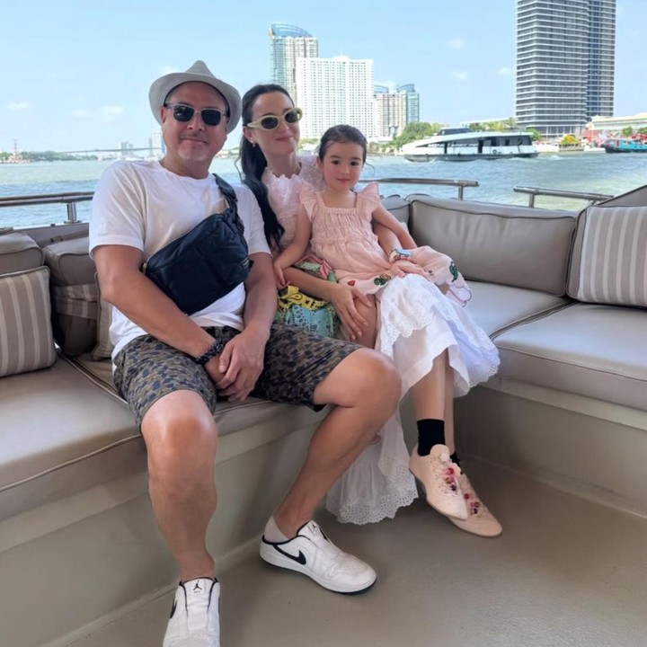 <p>Brielle lahir pada 20 Juli 2023 dan kini sudah genap berusia dua tahun. Gadis kecil ini memiliki paras yang cantik dan disebut-sebut mirip dengan sang Bunda. Brielle juga diketahui mewarisi wajah blasteran dari sang Bunda, yang memiliki keturunan Prancis dan Manado. (Foto: Instagram @julstelle)</p>