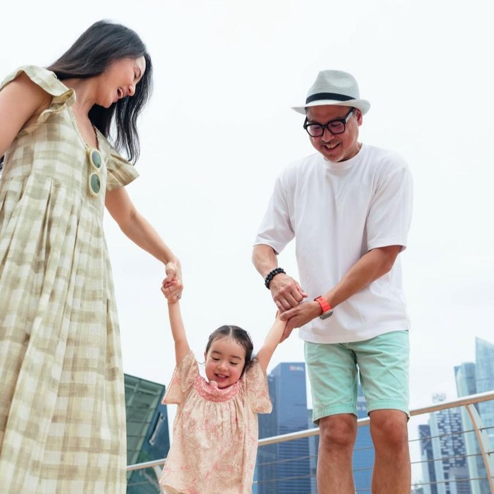 <p>Artis Julie Estelle telah resmi menikah dengan seorang pembalap profesional, David Tjiptobiantoro, pada tahun 2021. Dari pernikahan tersebut, keduanya telah dikaruniai seorang putri cantik yang diberi nama Brielle Leia Tjiptobiantoro. (Foto: Instagram @julstelle)</p>