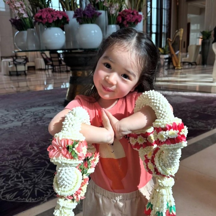<p>Meski baru menginjak usia <em>toddler</em>, Brielle sebentar lagi akan naik level menjadi seorang kakak nih, Bunda. Wah, siap-siap deh melihat tingkah lucunya, pasti bikin gemas, ya. (Foto: Instagram @julstelle)</p>