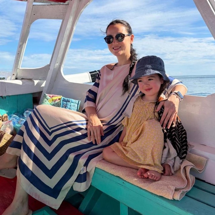 <p>Sejak kecil, Brielle memang sudah berhasil mencuri perhatian netizen. Tak hanya memiliki wajah yang cantik, ia juga terlihat sangat dekat dengan sang Bunda. Hal ini terlihat dari beberapa potret yang dibagikan oleh Julie lewat Instagram. (Foto: Instagram @julstelle)</p>