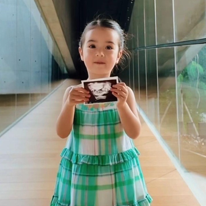 <p>Belum lama ini, Julie mengabarkan bahwa dirinya kini tengah mengandung anak kedua. Kabar bahagia tersebut ia bagikan melalui video singkat di Instagram. Dalam video itu, Brielle tampak tersenyum sambil menunjukkan foto hasil USG calon adiknya. "Dibuat dengan cinta," tulis Julie sambil menyematkan <em>emoticon</em> hati. (Foto: Instagram @julstelle / @davidtjipto)</p>