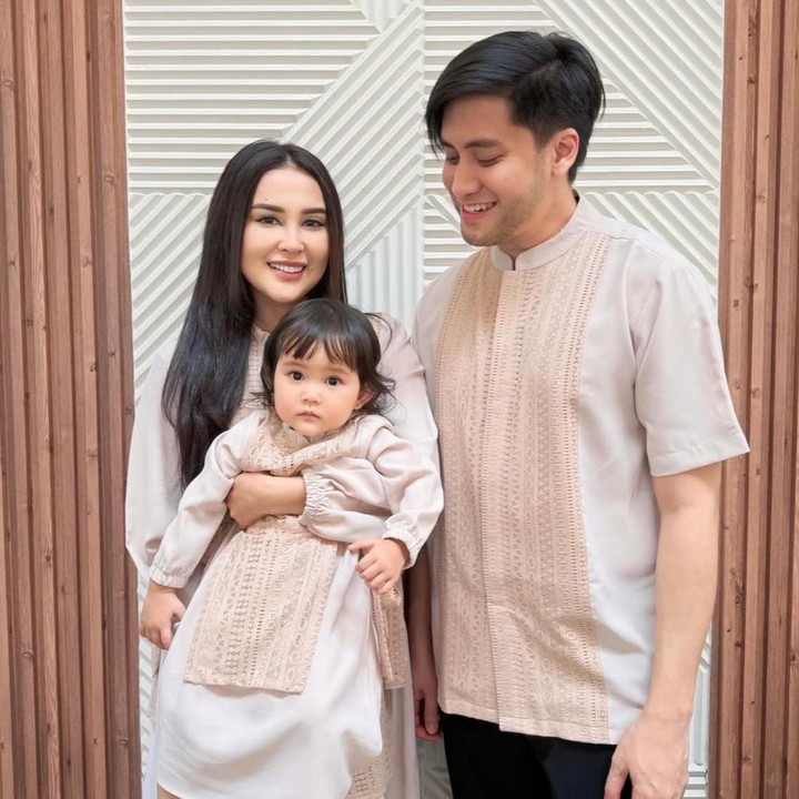 <p>Lahir pada 5 Oktober 2024, Kimova kini telah menginjak usia satu tahun, Bunda. Sejak kelahirannya, cucu Memes dan Addie MS ini bahkan sudah memiliki banyak penggemar. Sebagai orang tua dari Kimova, Kevin dan Vicy cukup sering membagikan potret sang putri melalui Instagram. (Foto: Instagram @vicymelanie)</p>