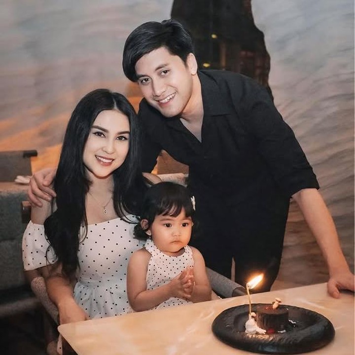 <p>Kimova Dasha Aprilio merupakan putri satu-satunya dari pasangan Kevin Aprilio dan Vicy Melanie. Si Kecil yang akrab disapa Kimova ini kerap membuat netizen salah fokus dengan tingkahnya yang begitu menggemaskan. (Foto: Instagram @kevinaprilio / @vicymelanie)</p>