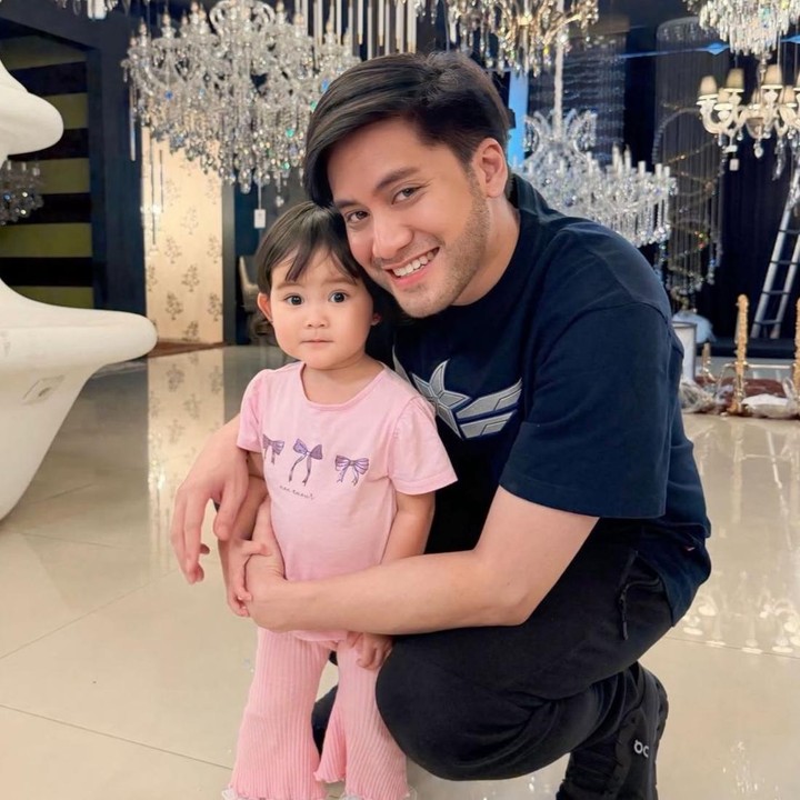 <p>Tidak hanya memiliki paras yang cantik, gaya <em>Outfit of The Day</em> (OOTD) Kimova juga selalu terlihat <em>fashionable</em>, lho. Dalam salah satu potretnya, Si Kecil ini tampak mengenakan setelan berwarna pink sambil memamerkan senyum tipisnya. Dalam unggahan tersebut, Kevin menuliskan pesan manis untuk putrinya melalui Instagram. "Aku tidak akan menukar putriku dengan apa pun di dunia ini, tapi aku berharap bisa mengubah dunia demi putriku," kata Kevin. (Foto: Instagram @kevinaprilio)</p>