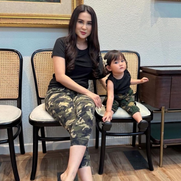 <p>Pada kesempatan lainnya, Kimova terlihat memakai <em>outfit</em>&nbsp;serba hitam yang dipadukan dengan celana bermotif tentara yang serasi bersama sang Bunda.&nbsp;Dengan pipinya yang&nbsp;<em>chubby</em>, ekspresi Kimova sukses membuat siapa pun yang melihatnya merasa gemas. (Foto: Instagram @vicymelanie)</p>
