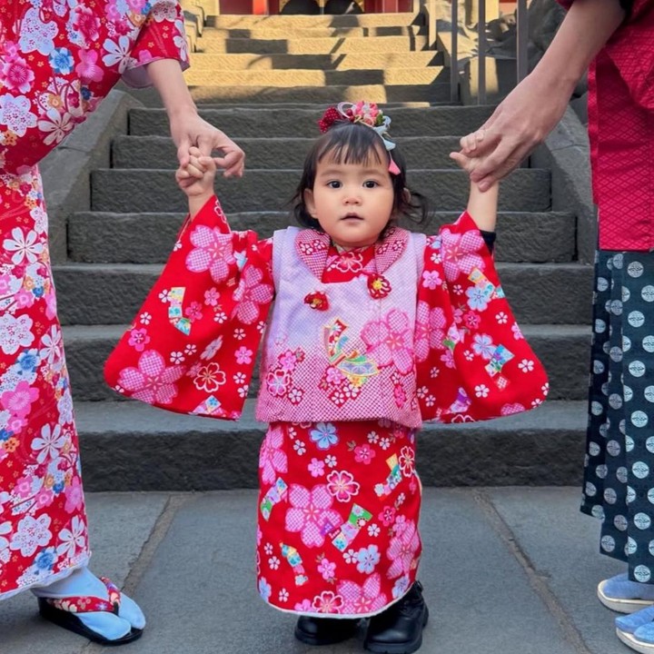 <p>Saat berlibur ke Jepang bersama keluarga, Kimova tampil begitu menggemaskan dengan mengenakan pakaian tradisional ala Negeri Sakura. Melihat <em>postingan</em> ini, sang nenek, Memes, turut memberikan komentar di unggahan tersebut. "Terlalu gemas," ungkap Memes. (Foto: Instagram @vicymelanie)</p>