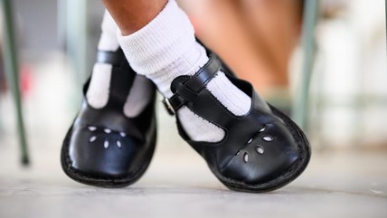 5 Rekomendasi Sepatu Sekolah Warna Hitam Anak Laki-Laki & Perempuan 