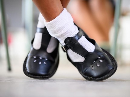 5 Rekomendasi Sepatu Sekolah Warna Hitam Anak Laki-Laki & Perempuan 